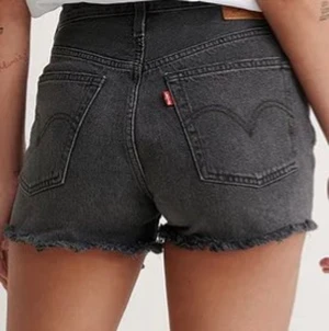 Levis 501 jeansshorts  - Svarta Levis 501 jeansshorts, storlek w25. Aldrig använda, 300kr + frakt (66kr)