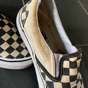 Vans slip-on - Säljer dessa skor i stl 37.  Använt skick, se bilderna. Köparen står för frakten. 