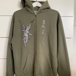 One of one kofta - Säljer min äkta one of one kofta, använd ca 10 gånger så den är i väldigt bra skick, alla stenar är kvar på den det enda som inte sitter kvar är snöret som ska sitta runt luvan som ja tyvärr inte hittar, den är i storlek L så den sitter ganska oversized på mig som är 160 💞 kan tänka mig gå ner i pris vid snabb affär