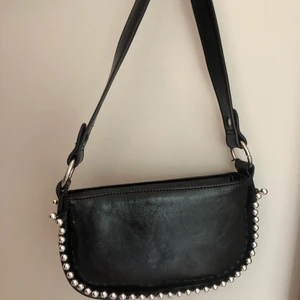 Axelväskor  - Tre stycken axelväskor i olika färger från asos , två med ormskinnsmaterial sista med pärldetalger på sidan. Alla tre har ett till fack på insidan med dragkedja. 30kr/st