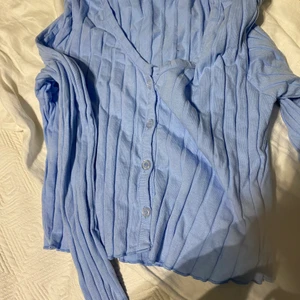 Tröjor  - 3 tippar för 100kr, alla är i storlek s/m. Köparen står för frakten. Skickar med en extra tröja till personen vid snabbköp!!