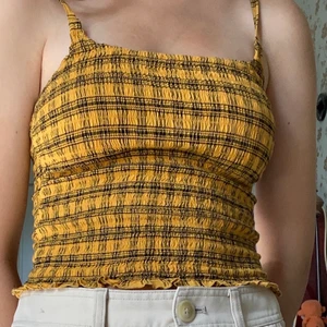 Linne från hollister - Ett fint linne från Hollister jag köpte för ett par år sedan. Den är ganska stretchig och sitter tajt på kroppen:)