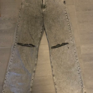 Gråa Bershka jeans med hål  - Strl 40 knappt använda, i nyskick. 