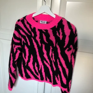 Stickad zebra tröja - Supersnygg stickad zebra tröja ifrån madlady. Storlek: S. Den sticks inte alls. Den är använd ca 1-2 gånger endast. För fler frågor så är det bara å skriva💕💕