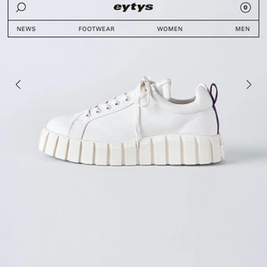Eytys odessa vita - Säljer dessa vita eytys🤍 köpta på Plick tidigare i våras, men är tyvärr väldigt för små för mig med 38 så har ej kommit till användning. Strl 36, men passar troligen även en liten 37 då förra säljaren skrev strl 37💜🤍 fint skick förutom några smutsfläckar här och där. Nypris 1600kr, säljer för 750