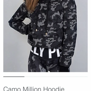 Elly pistol hoodie - Oanvänd , superfint skick ! Funkar till träning eller vardag. Köpt för 1200kr säljer för 150kr 
