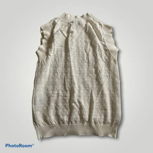 Väst strl S  - Fint väst i storlek S, finns i två olika färger (vit och brun), har använt en gång, 