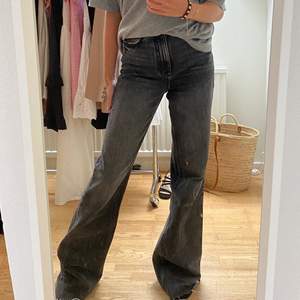 Mörk grå zara jeans st 34