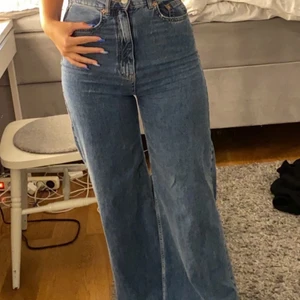 Stradivarius jeans - Säljer dessa super fina mörk blå super wide legg jeans från Stradivarius då de ej kommer till användningi storlek 34 (passar xs), Endast använda ett fårtal gånger så iprincip som nya! 💕⚡️ Köparen står för frakten! (ordinarie pris ; 400 kr)