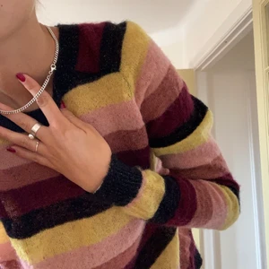 Randig stickad tröja - Superfin stickad tröja från Scotch and soda. Väldigt fin färgkombination och glittertråd i de svarta! Köparen står för frakt, betalning sker via Swish. 