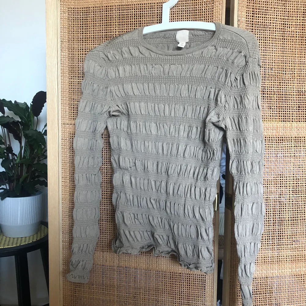 ”Skrynklig”, stylish tröja från H&M trend i höstens trendfärg! Inspirerad av Totême. Knappt använd. Sval och skön i materialet. Nypris 400 kr.. Toppar.