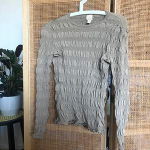 ”Skrynklig”, stylish tröja från H&M trend i höstens trendfärg! Inspirerad av Totême. Knappt använd. Sval och skön i materialet. Nypris 400 kr.