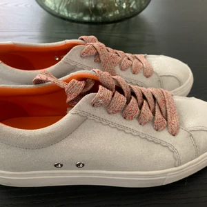 Zara sneakers  - Använda 2 gånger . Storlek 38