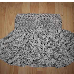 Supersöt kjol i härligt stretchigt material! Har används på midsommar och skolavslutningar. Har en liiiten kaffefläck som blandar sig in i mönstret och är väldigt svår att se. Kan bli väldigt kort om man drar upp den långt.