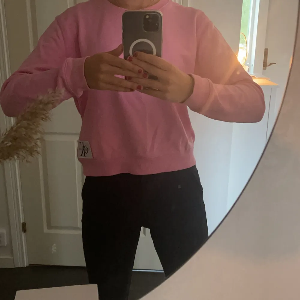 Rosa ck sweatshirt, använd fåtal gånger💗💗frakt tillkommer!. Tröjor & Koftor.
