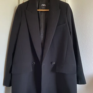 Blazer från zara - Svart blazer från Zara i storlek S. Köptes i vintras, knappast använd