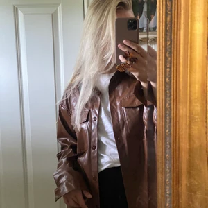 Tunn brun skinnjacka  - Säljer min super snygga bruna skinnjacka då den inte kommer till användning!! 🤎 ett måste nu till hösten med en fin stickad tröja under 🍂