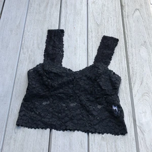 Spetstopp - Svart spetstopp, undertyg över bysten, aldrig använd🖤 hör av er för fler bilder/frågor