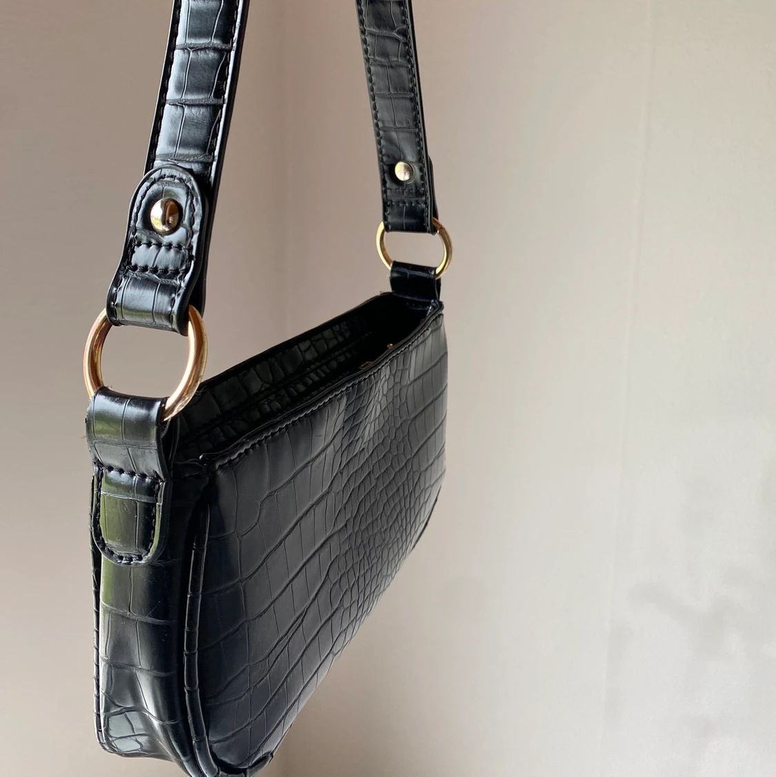 svart axelremsväska  - 91