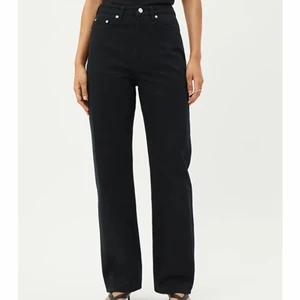 Weekday Jeans  - Svarta Weekday Jeans i modellen Rowe. Använda ett fåtal gånger, är i princip I nyskick. Frakten ingår i priset :)                                                          