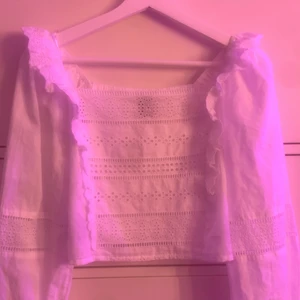 - BLUS/TOPP -  - {köparen står för frakten, 66kr}  - En supersöt blus/topp från Lindex. Köpte den förra månaden och inte använt den en enda gång. Sitter jättefint över brösten och runt axlarna. Storlek S, funkar för en som brukar använda sig av M oxå!! Hör av dig ifall du är intresserad. Ha en fortsatt trevlig dag!!🤍🤍🤍