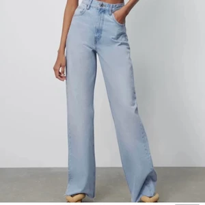 Zara Jeans  - Skit snygga jeans i storlek som jag köpte här på plick men som tyvärr var för små i midjan på mig🥺. 150 kr inkl. frakt💕