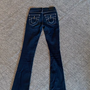 True Religion Jeans i modellen Becca Mid Rise Bootcut storlek 24 - Ett par True Religion Jeans köpta i USA, orginalpris ca 1400 kr. Sitter perfekt om man är mindre i kroppen men tyvärr för små för mig. Iprincip oanvända... Inga returer😊