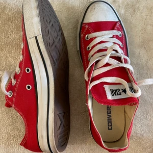 Convers  - Säljer dessa låga röda convers. Så snygg jag och knappast använda. 