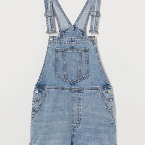 Hängselshorts - Hängselshorts i jeans, Den första bilden är bara liknande inte exakt de som säljs 