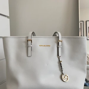 Michael Kors Tote Bag vit - Äkta MK väska köpt från Boozt 2017. Kan tyvärr inte hitta kvittot men man kan gå till en väskaffär och garantera att den är äkta. Framsida och insida är i fint skick. Baksidan har fått lite skavanker. Dustbag medföljer🌸