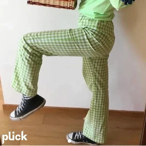 Gröna rutiga gingham byxor💚 - Jätte söta design by si liknande byxor🤍 Jag är 165cm och dem sitter bra. Passar nog folk runt 155cm-170cm :) Säljer direkt för 75kr plus frakt💓 dem är stretchiga i midjan så man kan ha dem allt från high rise till low rise (första bilden lånad) Köpta i storlek S