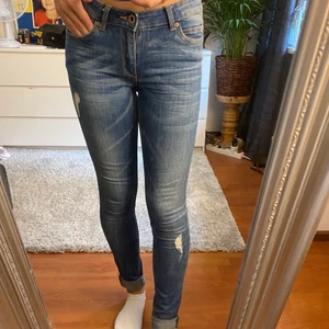 Jeans  - Säljer mina blåa low waisted jeans. Går att vika ner uppvikningen. Frakten är inräknat i priset.