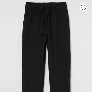 Svarta linnebyxor - (Intressekoll) Svarta linnebyxor i storlek S! Endast använda 1 gång!Buda från 250kr! Köparen står för frakten eller möts upp i Örebro.