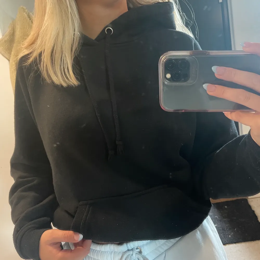 En basic svart hoodie ifrån bikbok. Storlek xs!! 150kr+frakt🖤. Hoodies.