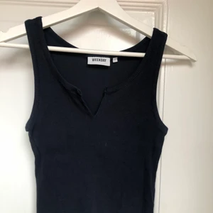 Topp - En söt mörkblå croppad top från weekday! Använder aldrig. om någon vill köpa den ser jag till att tvätta o stryka den. 🤎
