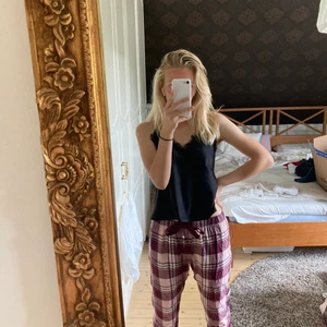 pyjamasbyxor  - rutiga rosa/lila pyjamasbyxor, köpta på plick ❤️❤️