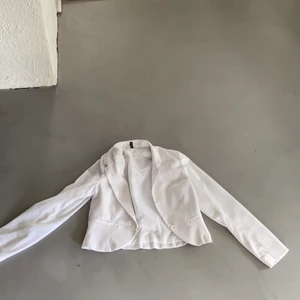 Croppad vit blazer - strl 40 men mer som 38