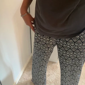 Mönstrade byxor - Super fräscha och sköna byxor med ett as coolt mönster! Går att klä upp till vardags med smycken och en snygg t-shirt eller som snygga mysbyxor🌟🌟