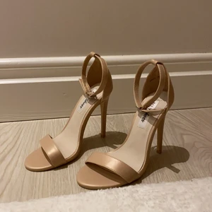 Klackskor från NLY shoes storlek 36 - Klackskor från Nelly i beige. Endast använda 1 gång. Skorna är i storlek 36 och är ca 10cm höga