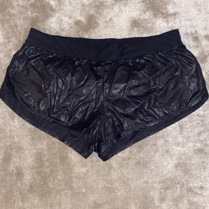 Adidas stella mcCartney shorts - Stella mcCartney shorts! Aldrig använts! Speciell material inne finns en fin trosa och en svart ficka som man kan lägga ett kort eller en nyckel om man tränar! 🖤🖤🖤 