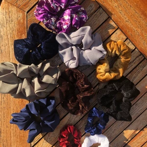 Schrunchies - Scrunchies i massa härliga färger!! Vissa är i vanligt tyg och vissa i sammet, se bild 😍 1 för 20kr eller 2 för 30kr 💕 de små ( röd, blå och vit) är alla i sammet och kostar 15kr eller 2 för 20kr 💕