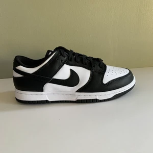 Nike dunk low Black/White - Hej! Säljer ett par dunks i size 40. Helt nya med kvitto från Footlocker. 2300kr. Köpare står för ev frakt.