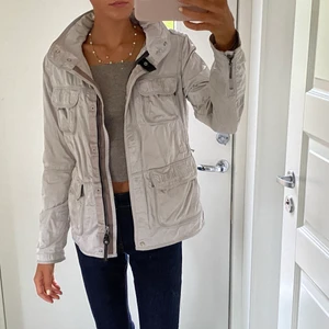 Parajumpers Vindjacka - Säljer min superfina Parajumpers vindjacka som tyvärr inte längre kommer till användning. Jacka har en inbyggd luva som kan vecklas ut vid behov. Finns små märken på jackan jag kan skicka närmare bild på vid intresse. Köpt för originalpris ca. 4000-5000 kr för 3 år sedan. ÄKTA såklart. Köparen står för frakten💕💕💕 