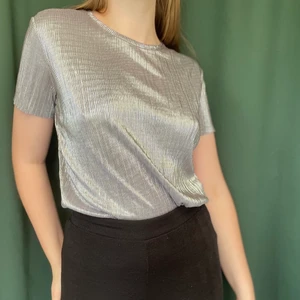 Festtopp Lindex - Oanvänd festtopp köpt på Lindex barnavdelning i strl 170 (dvs. XS/S). 