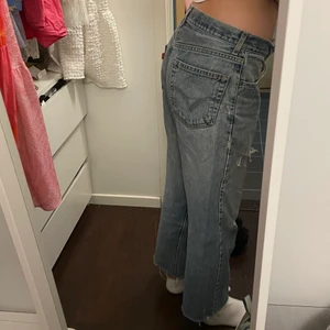 Levis jeans - Levis jeans jag köpt på beyond retro! ”Relaxed fit, coupe relax”. Strl 33,32 men benen är klippta så längden stämmer inte m längden som står i byxorna, för referens är jag 177 cm och brukar ha strl 40 i byxor. Byxorna har en lagning mellan benen och även små slit-hål, men inget som syns 