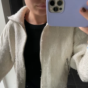 Kofta - Så snygg kofta från &other stories, ser nopprigare ut på bilden än vad den är i verkligheten! Köpt för 900kr. Köparen står för frakten!💕💕