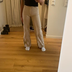 Monki Jeans, Storlek 24 - Breda Jeans från Monki, de är ljusa beiga jeans som sitter tajt uppe till men blir baggy 