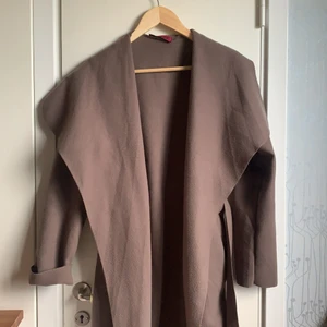 Brun lång kappa boohoo stl S - One size storlek som är för liten för mig som är M så skulle säga den här är S. Knappt använd. Kan mötas upp i Sthlm eller så står köparen för frakten🌸