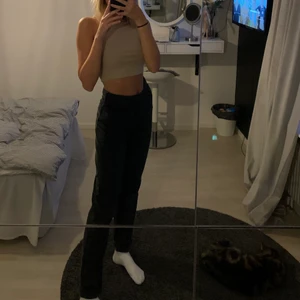 Urban outfitters - Jag säljer mina fina Manchester mom jeans i storlek W24 L34 i mycket bra skick. Jag säljer dessa för att jag inte fått dessa rik användning. Skriv privat för fler bilder.