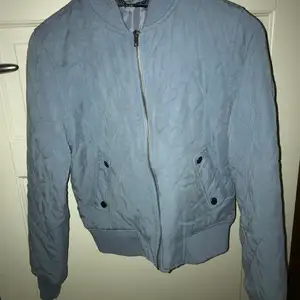 Blå fin jacka från cotton on i storlek 36. Jackan är hyfsat gammal men i bra skick! 